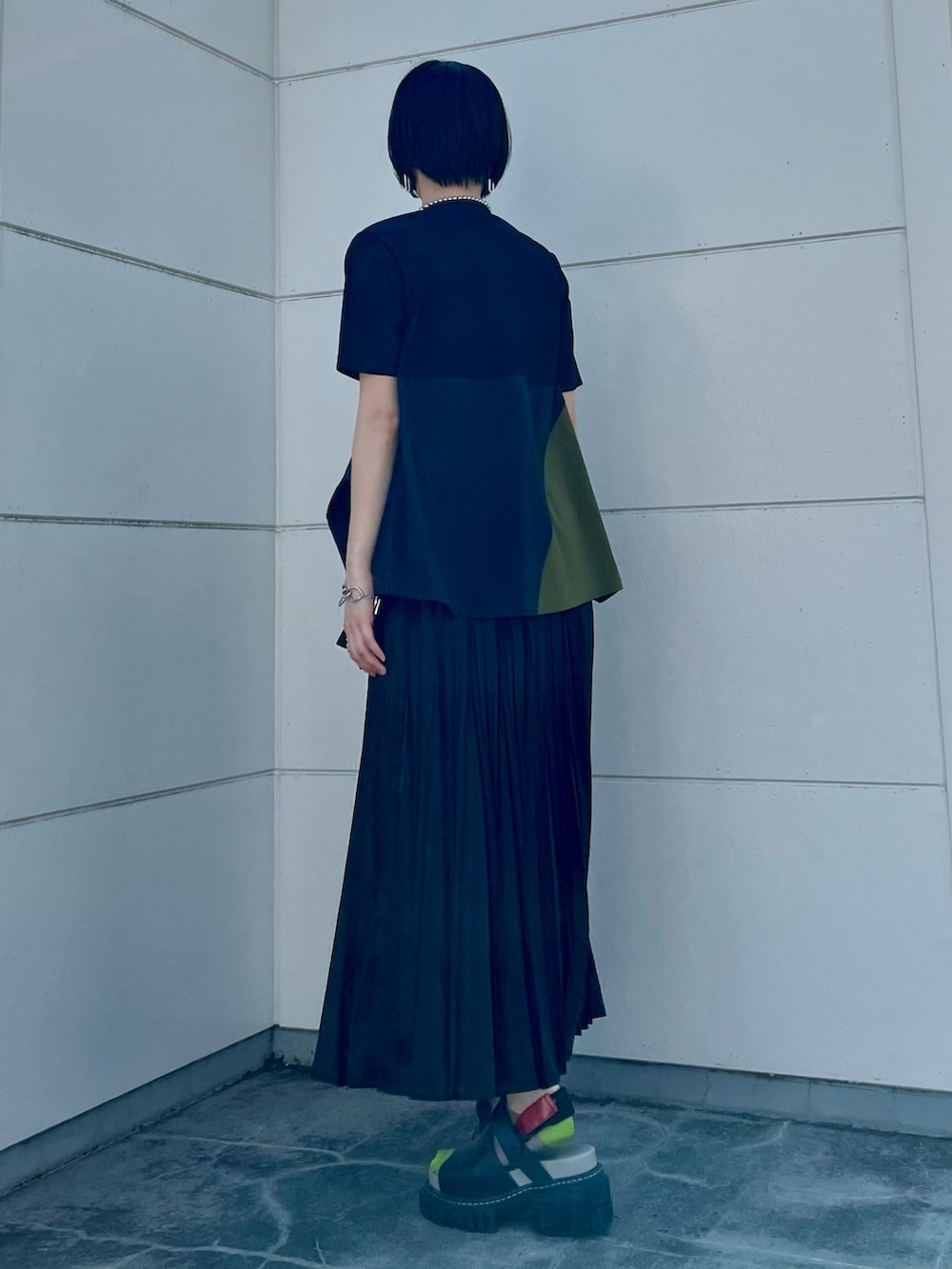 その他のサンダル、その他のTシャツ/カットソー、ブラック系のスカートを着用したレディースの夏コーディネートの4枚目の写真