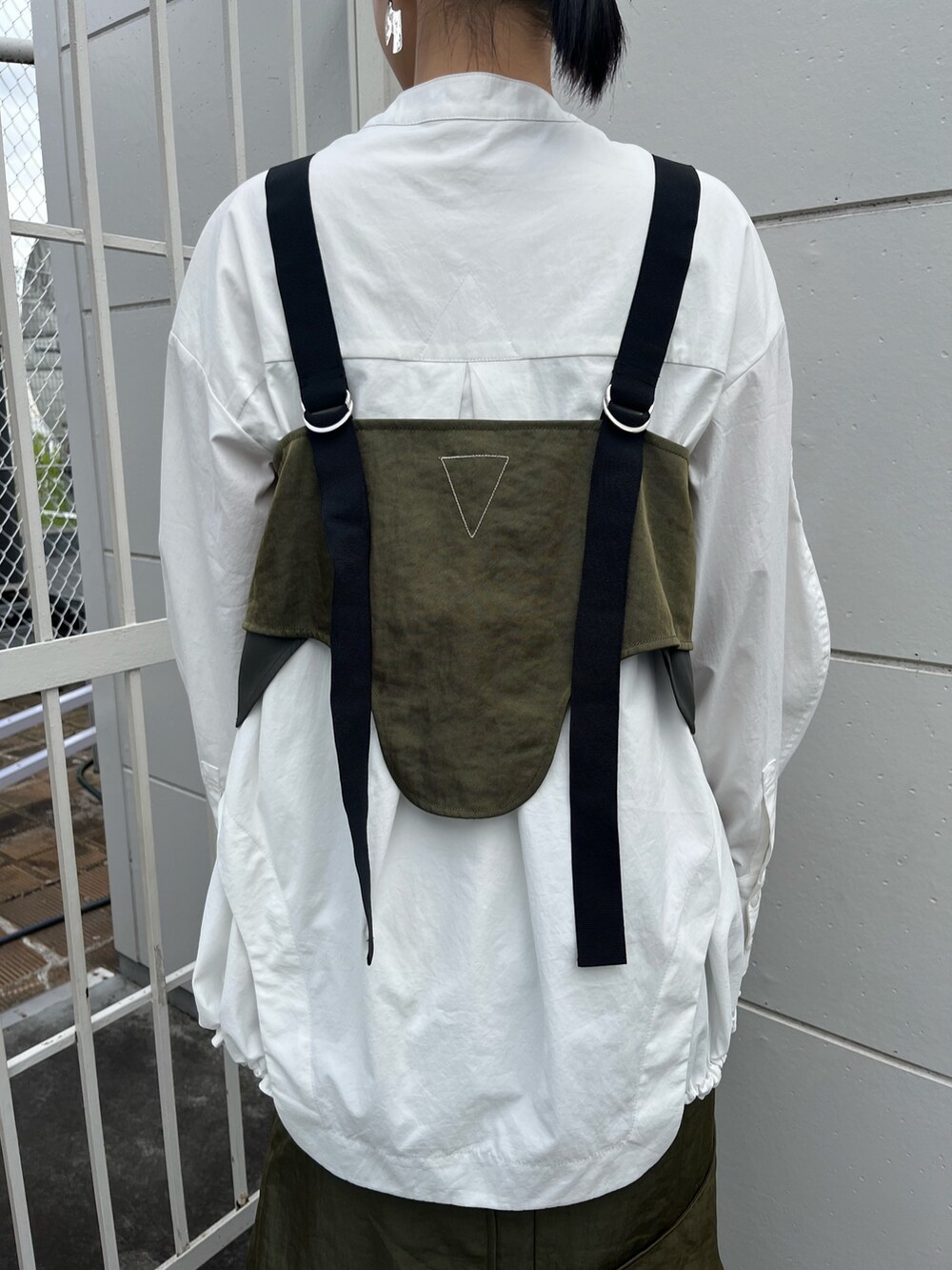 ホワイト系のシャツ/ブラウス、グリーン系のその他トップス、グリーン系のスカートを着用したレディースの秋コーディネートの10枚目の写真