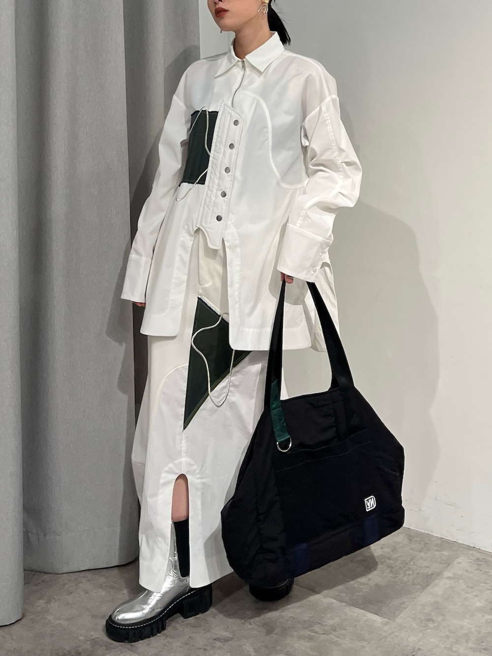 ホワイト系のシャツ/ブラウス、ホワイト系のスカート、シルバー系のブーツを着用したレディースの冬コーディネートの2枚目の写真