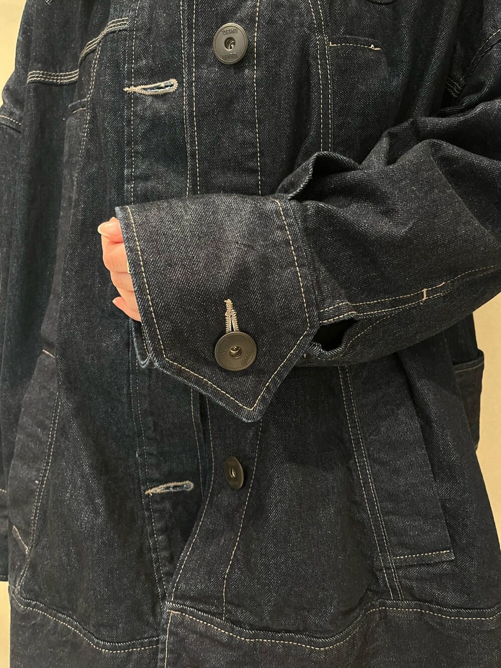 ブルー系のデニムジャケット、ブルー系のデニムパンツ、その他のサンダルを着用したレディースの春コーディネートの8枚目の写真