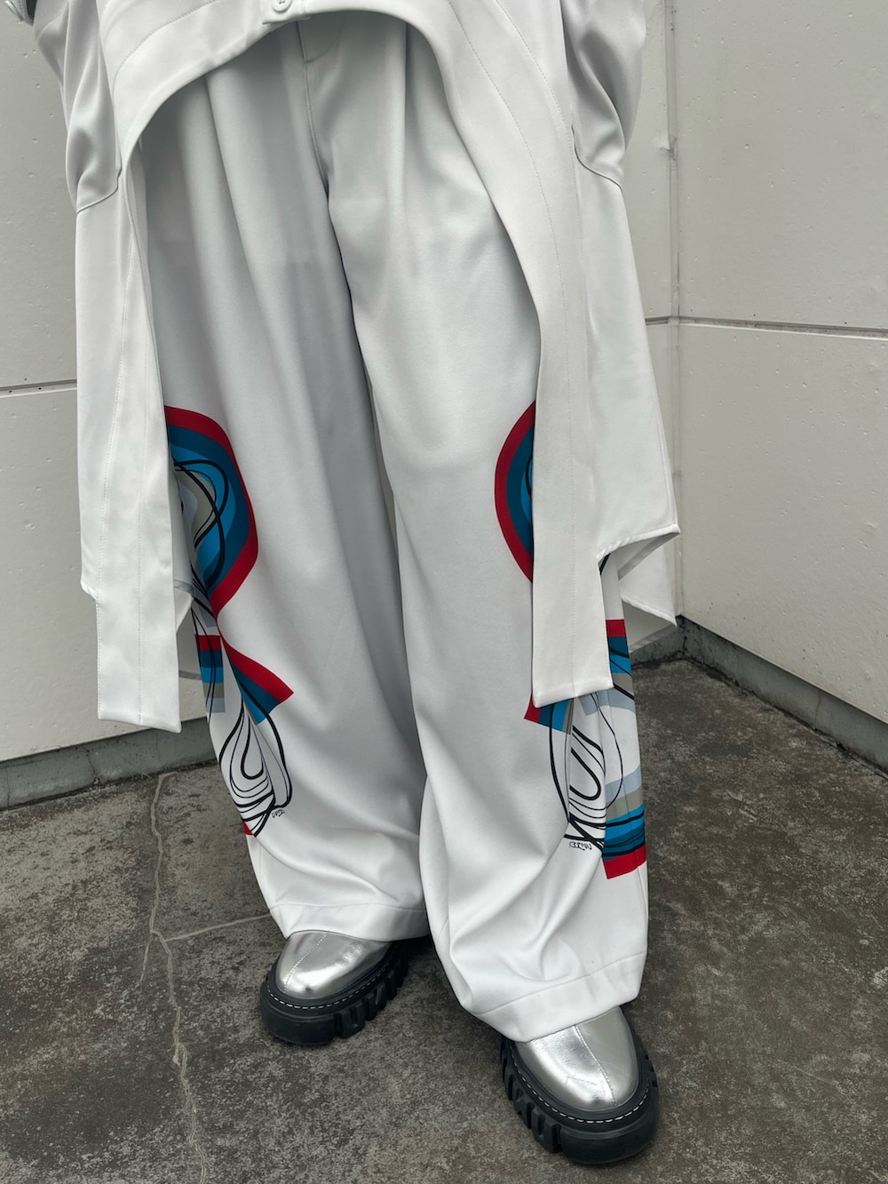 ホワイト系のシャツ/ブラウス、ホワイト系のその他パンツ、シルバー系のブーツを着用したレディースの冬コーディネートの10枚目の写真