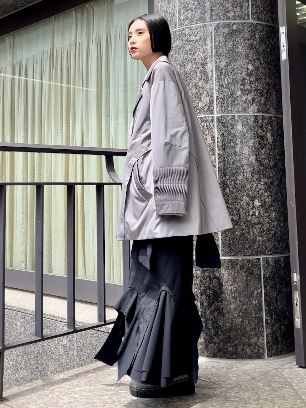 ブラック系のスカート、ブラック系のTシャツ/カットソー、グレー系のローファーを着用したレディースの夏コーディネートの4枚目の写真