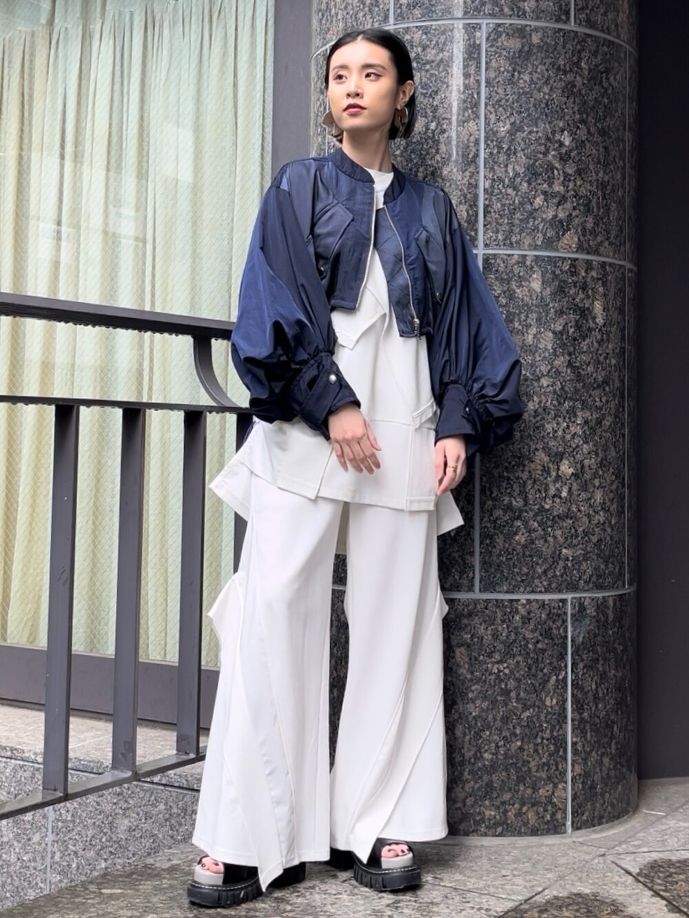 ホワイト系のTシャツ/カットソー、ホワイト系のその他パンツ、その他のサンダルを着用したレディースの春コーディネートの2枚目の写真