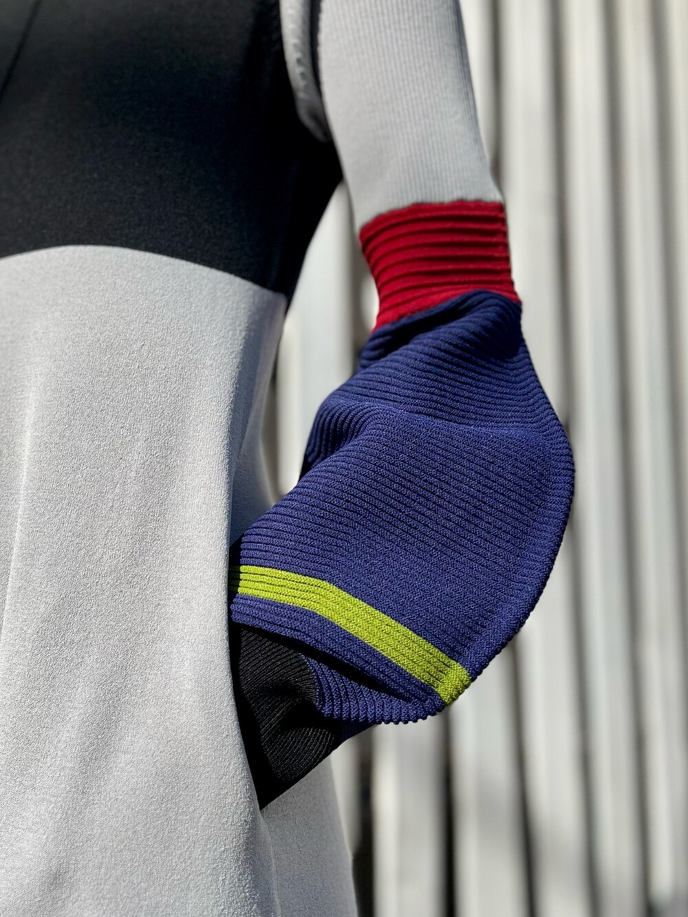 その他のワンピース、シルバー系のブーツ、ブラック系のショルダーバッグを着用したレディースの冬コーディネートの7枚目の写真