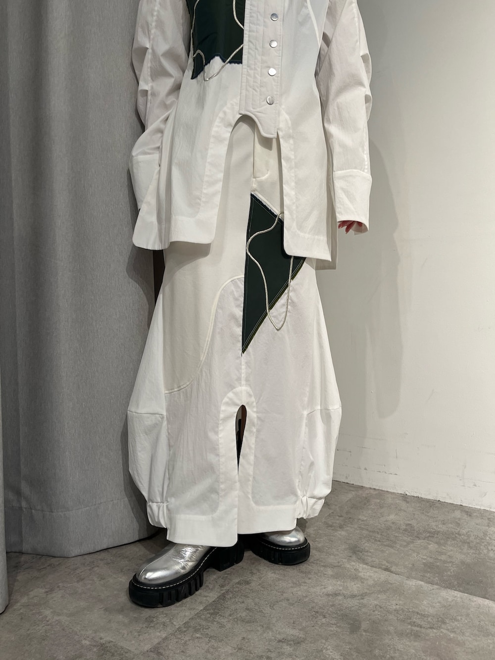 ホワイト系のシャツ/ブラウス、ホワイト系のスカート、シルバー系のブーツを着用したレディースの冬コーディネートの10枚目の写真