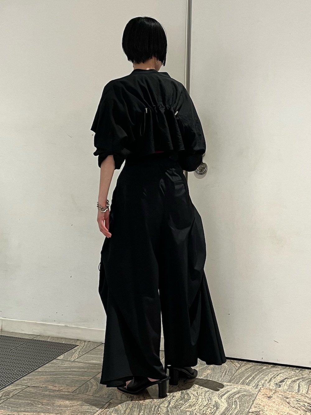 ブラック系のニット/セーター、ブラック系のシャツ/ブラウス、ブラック系のその他パンツを着用したレディースの春コーディネートの3枚目の写真