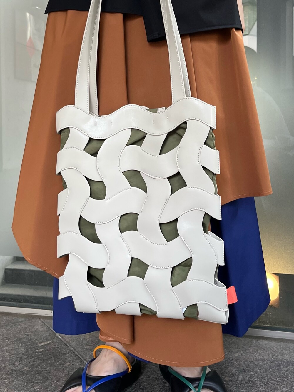 ベージュ系のトートバッグ、ブラック系のTシャツ/カットソー、イエロー系のその他パンツを着用したレディースの春コーディネートの9枚目の写真