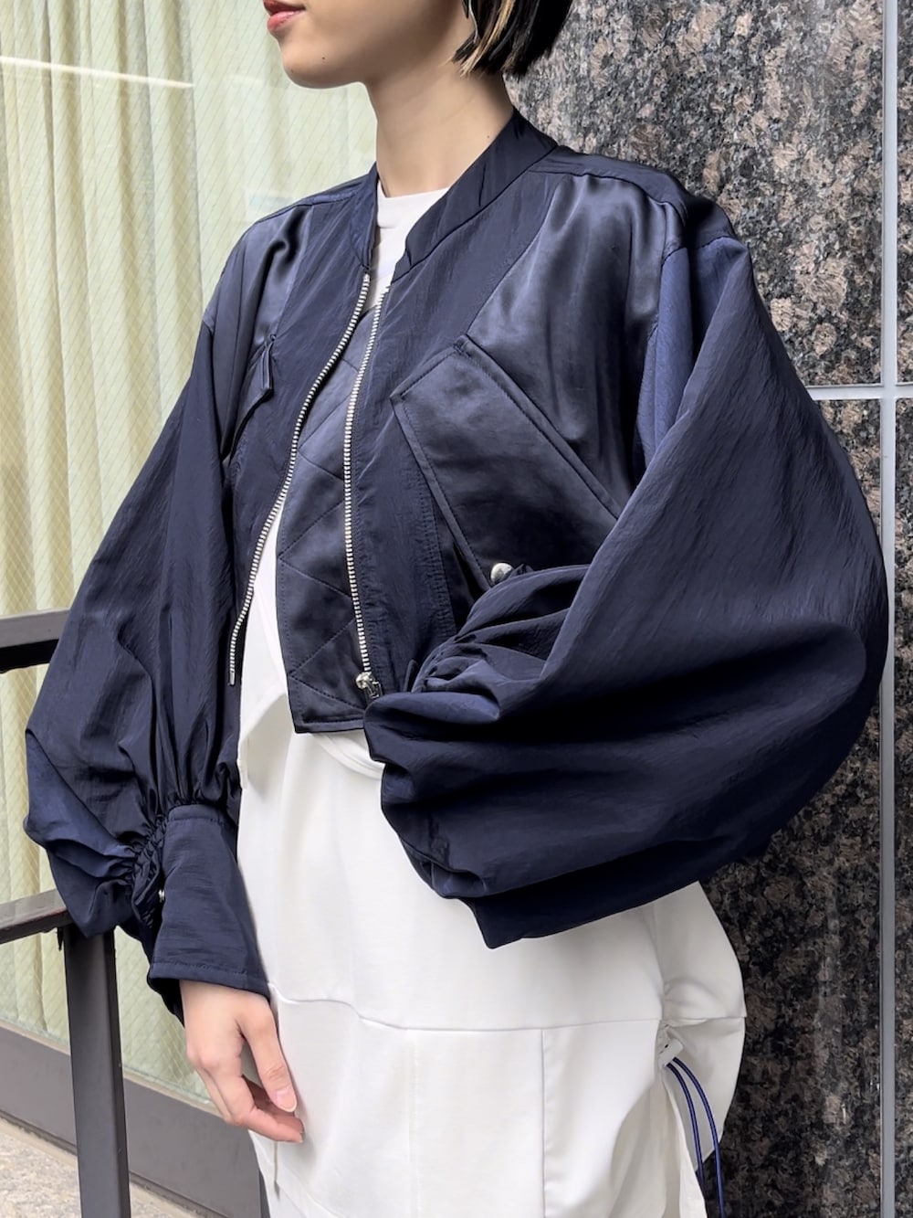 ホワイト系のTシャツ/カットソー、ホワイト系のその他パンツ、その他のサンダルを着用したレディースの春コーディネートの6枚目の写真