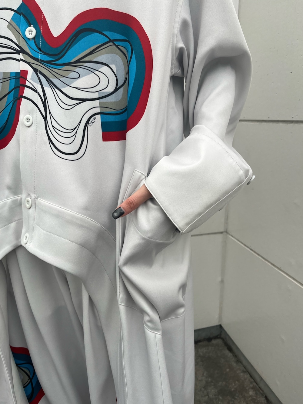 ホワイト系のシャツ/ブラウス、ホワイト系のその他パンツ、シルバー系のブーツを着用したレディースの冬コーディネートの8枚目の写真