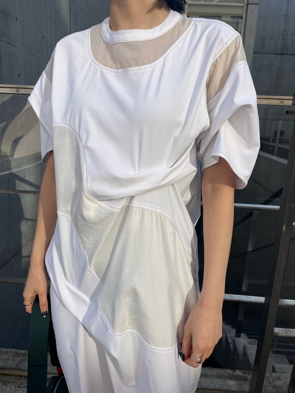 ホワイト系のワンピース、その他のボディバッグ/ウエストポーチ、グレー系のサンダルを着用したレディースの春コーディネートの6枚目の写真