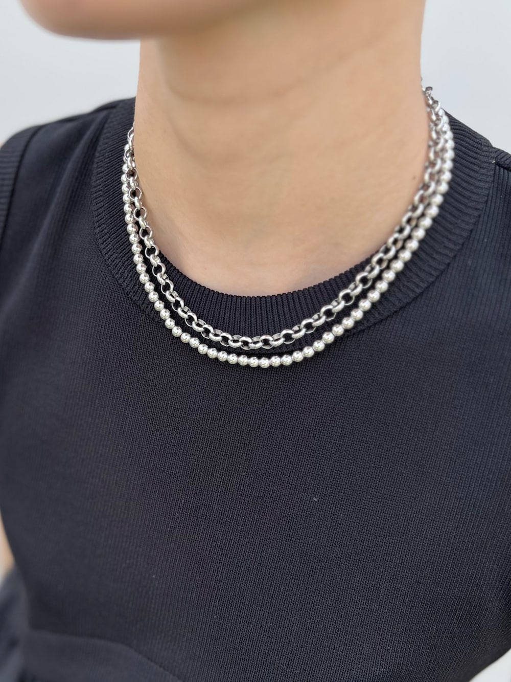 ブラック系のタンクトップ、ブラック系のその他パンツ、ブラック系のサンダルを着用したレディースの春コーディネートの8枚目の写真