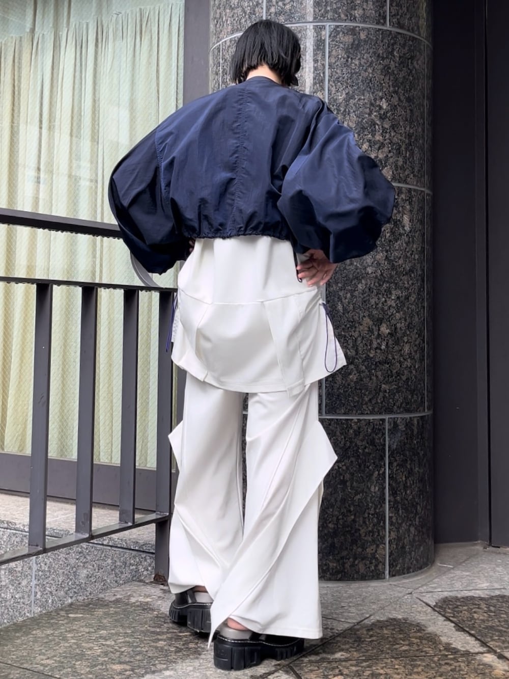 ホワイト系のTシャツ/カットソー、ホワイト系のその他パンツ、その他のサンダルを着用したレディースの春コーディネートの4枚目の写真