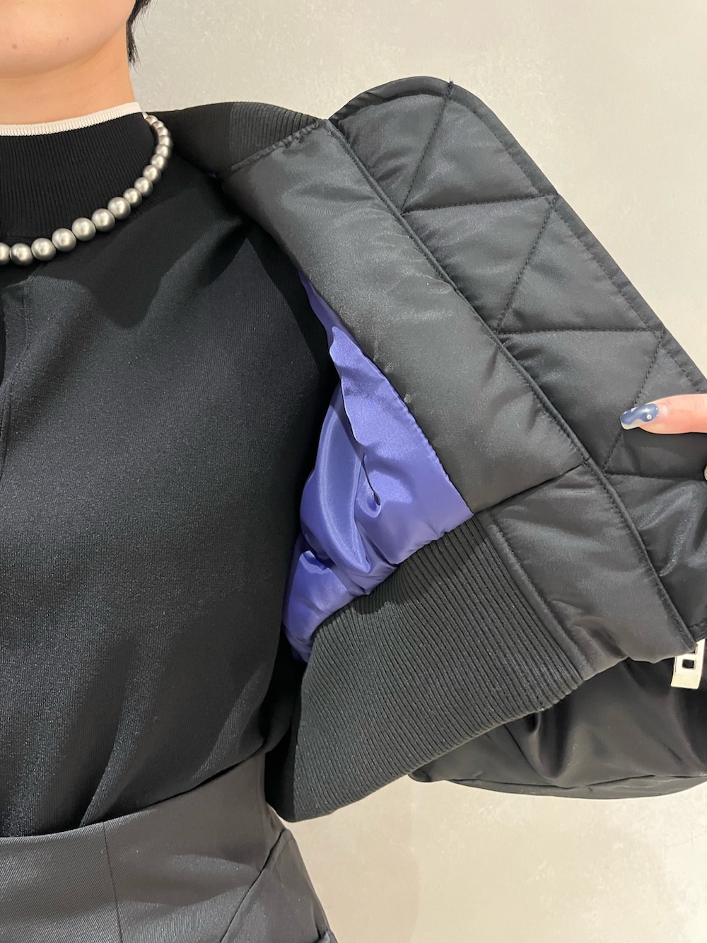 ブラック系のMA-1、ブラック系のニット/セーター、ブラック系のその他パンツを着用したレディースの冬コーディネートの6枚目の写真
