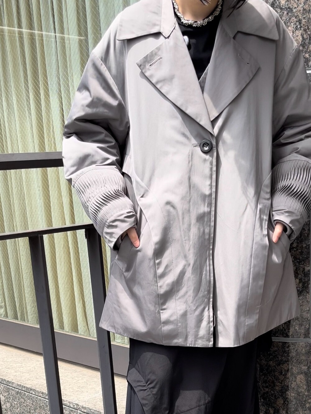 ブラック系のスカート、ブラック系のTシャツ/カットソー、グレー系のローファーを着用したレディースの夏コーディネートの8枚目の写真