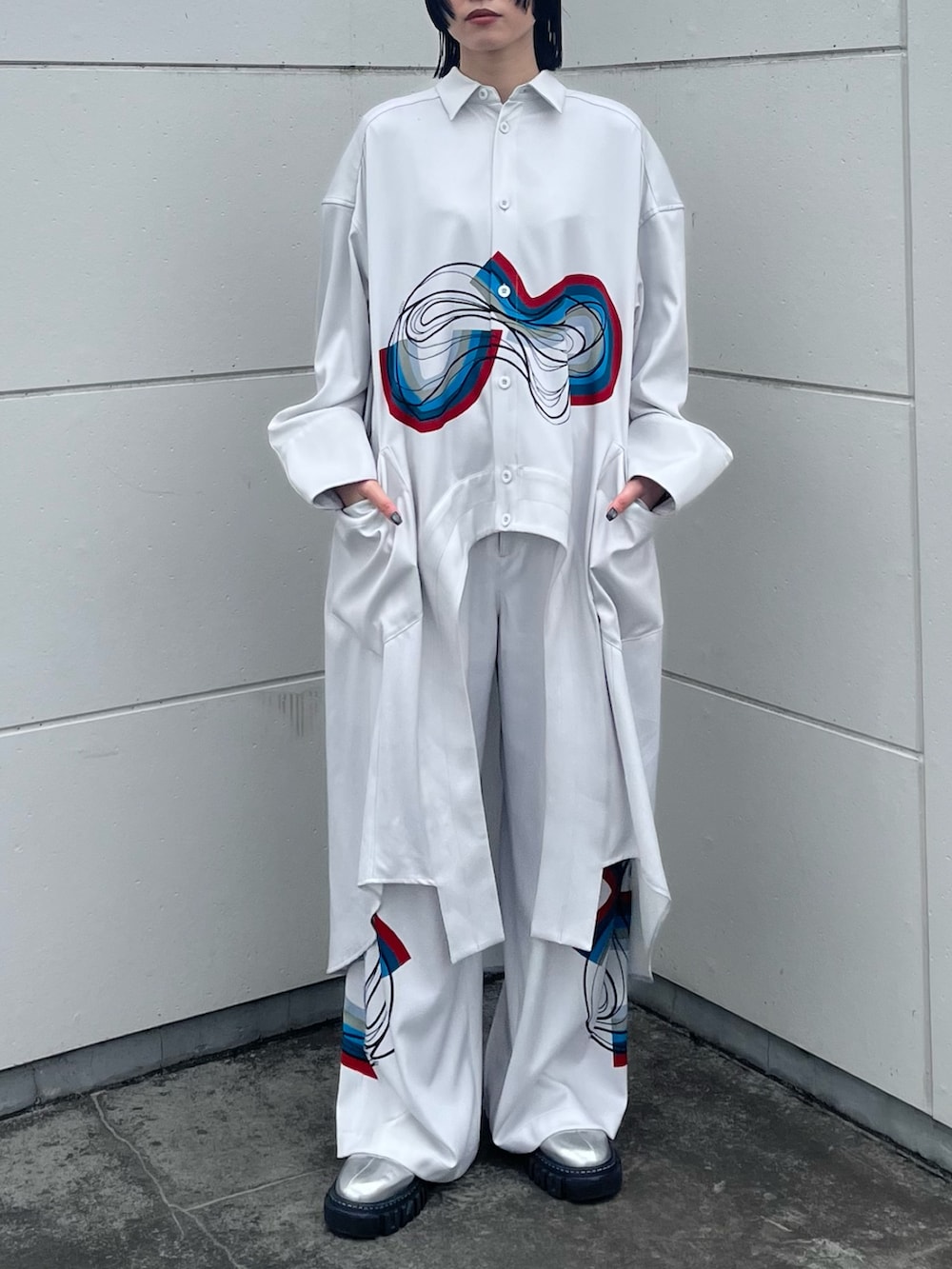 ホワイト系のシャツ/ブラウス、ホワイト系のその他パンツ、シルバー系のブーツを着用したレディースの冬コーディネートの2枚目の写真