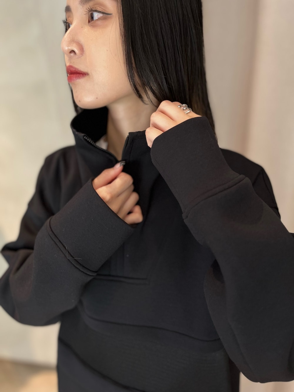 ブラック系のスウェット、オレンジ系のその他パンツ、ブラック系のブーツを着用したレディースの秋コーディネートの5枚目の写真