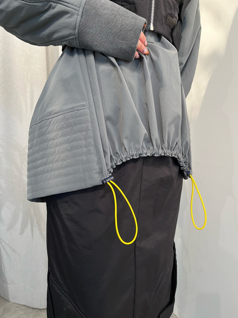 グレー系のシャツ/ブラウス、ブラック系のその他トップス、ブラック系のスカートを着用したレディースの夏コーディネートの8枚目の写真