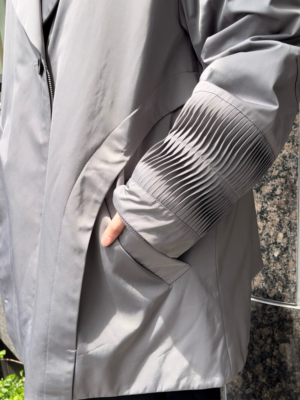 ブラック系のスカート、ブラック系のTシャツ/カットソー、グレー系のローファーを着用したレディースの夏コーディネートの7枚目の写真