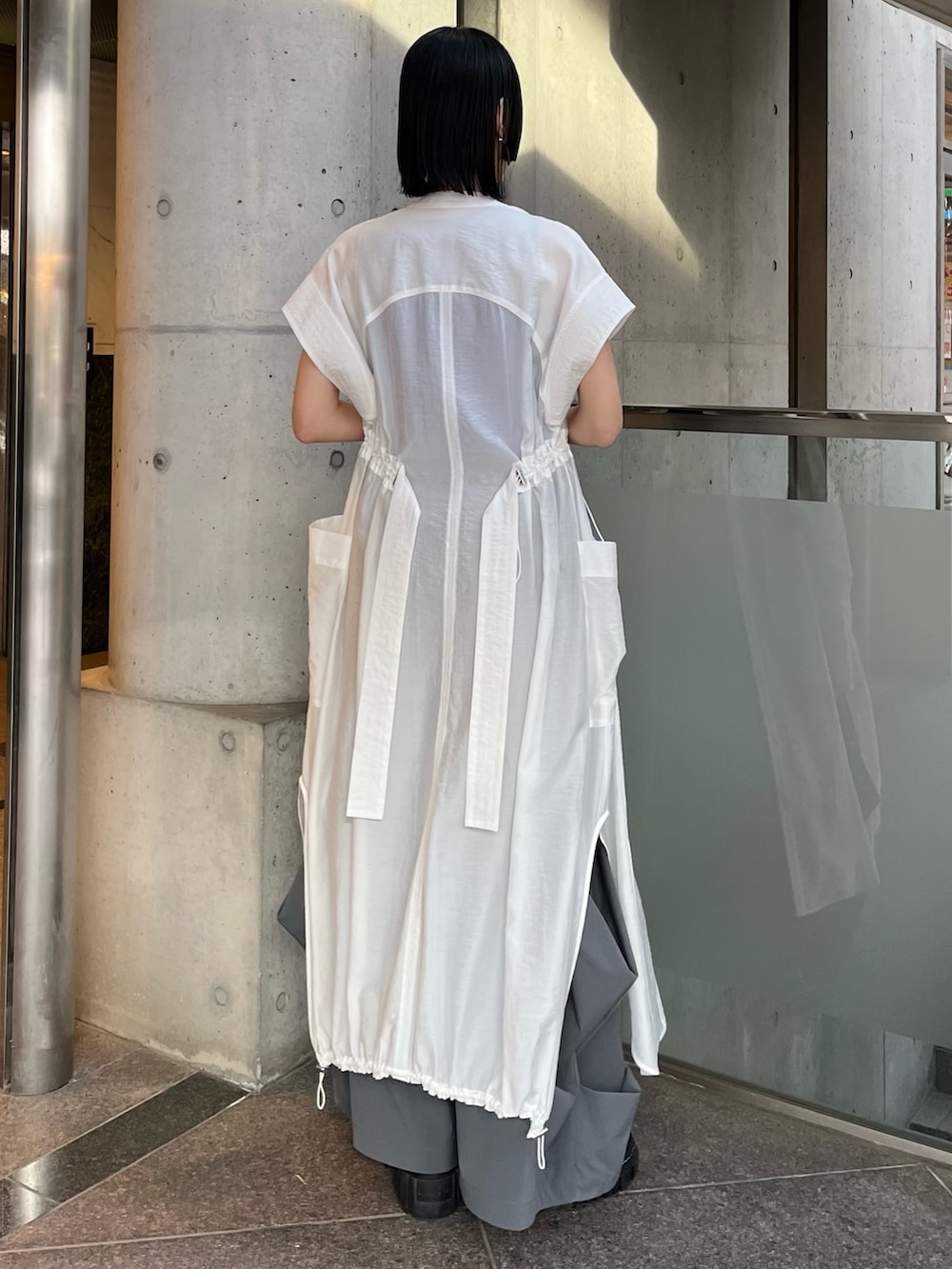 ブルー系のタンクトップ、ホワイト系のシャツ/ブラウス、グレー系のその他パンツを着用したレディースの冬コーディネートの3枚目の写真