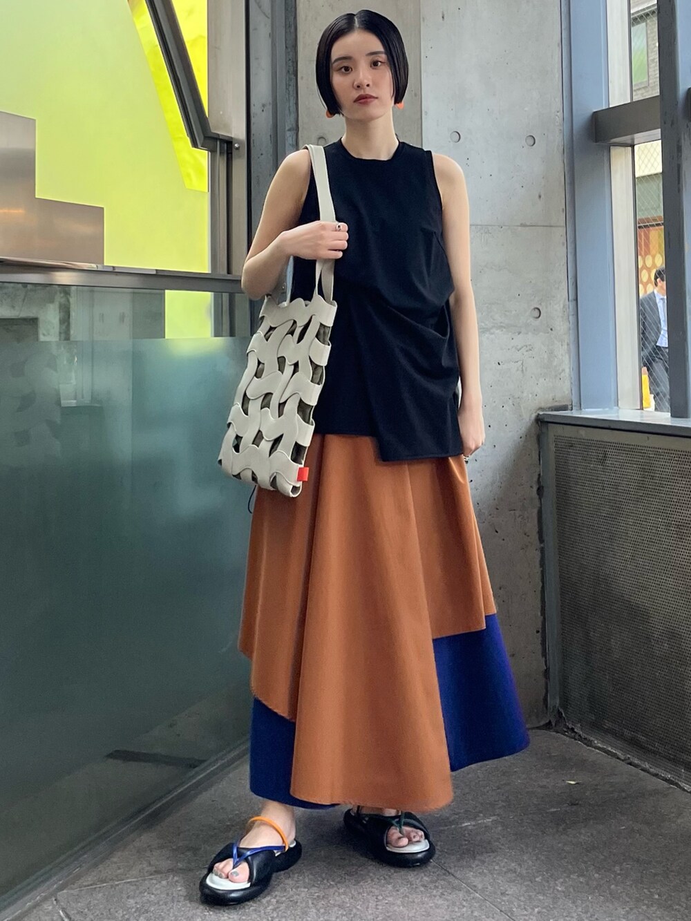 ベージュ系のトートバッグ、ブラック系のTシャツ/カットソー、イエロー系のその他パンツを着用したレディースの春コーディネートの2枚目の写真