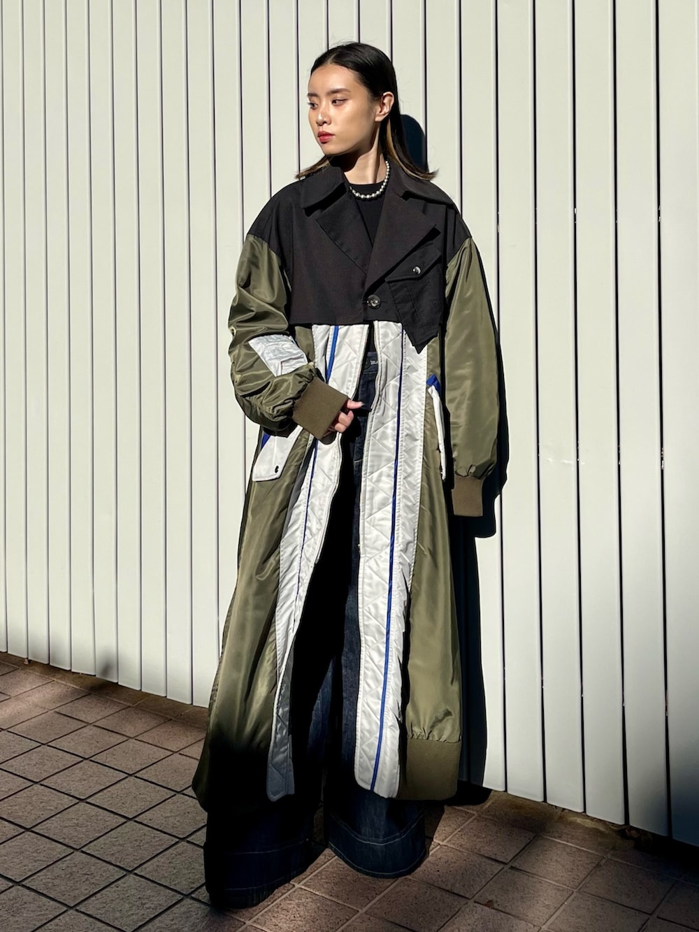 ブラック系のその他アウター、ブルー系のデニムパンツ、ブラック系のブーツを着用したレディースの冬コーディネートの4枚目の写真