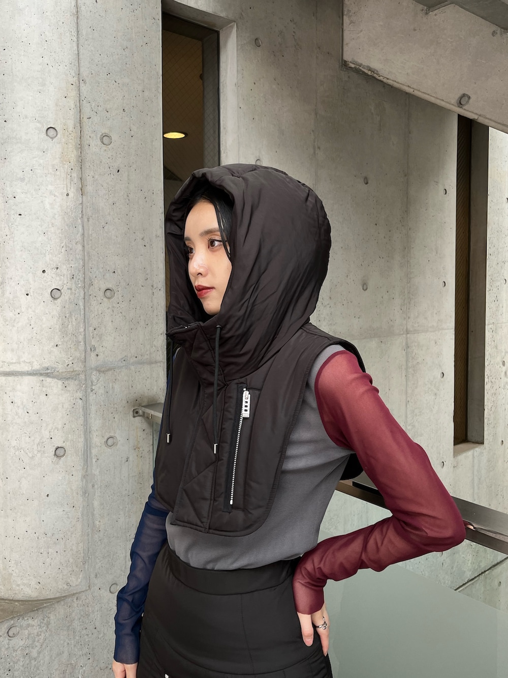 グレー系のTシャツ/カットソー、ブラック系のスカート、ブラック系のブーツを着用したレディースの夏コーディネートの6枚目の写真