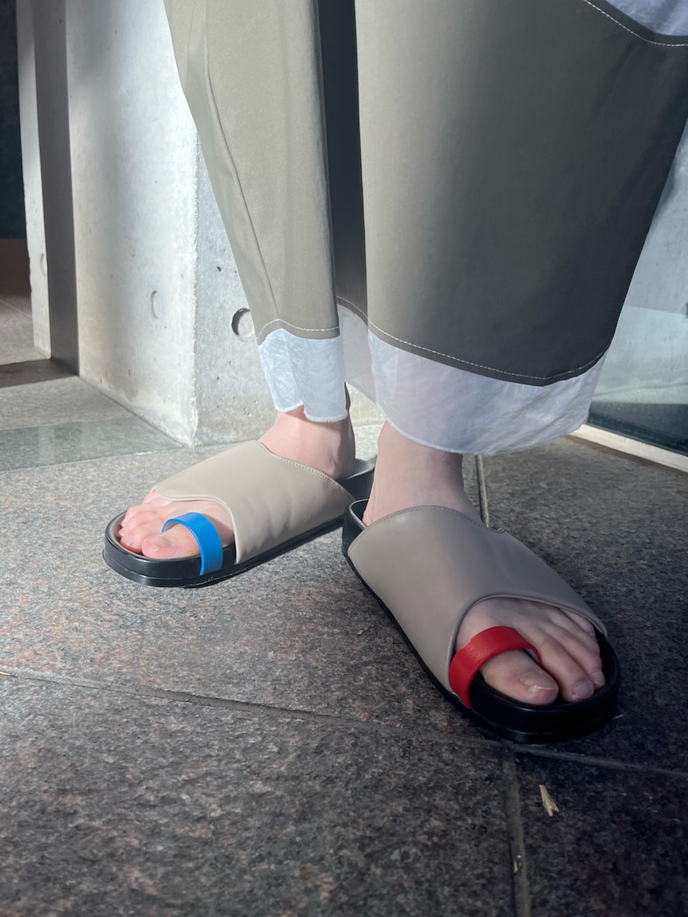 ブラック系のTシャツ/カットソー、ブラック系の長傘、ブラック系のイヤリングを着用したレディースの春コーディネートの9枚目の写真