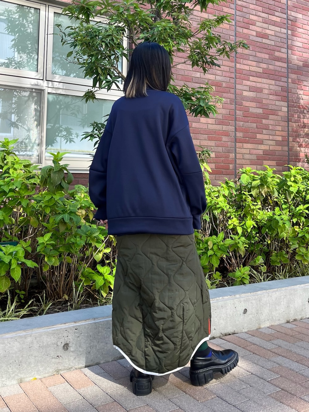 その他のスウェット、その他のスカート、ブラック系のローファーを着用したレディースの秋コーディネートの2枚目の写真