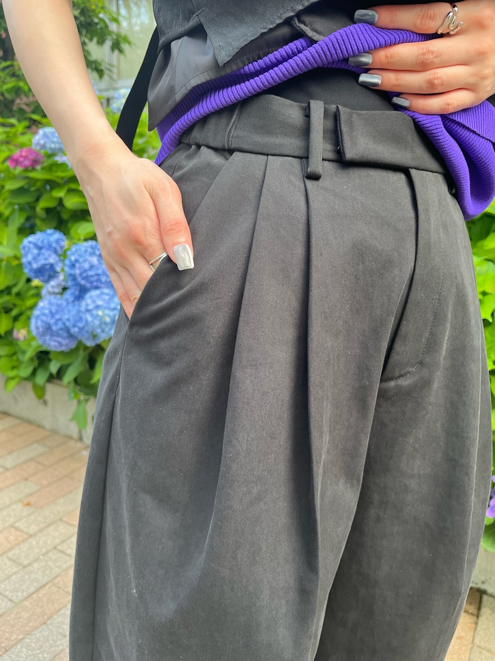 ブラック系のその他トップス、ブラック系のその他パンツ、ブラック系のサンダルを着用したレディースの夏コーディネートの10枚目の写真