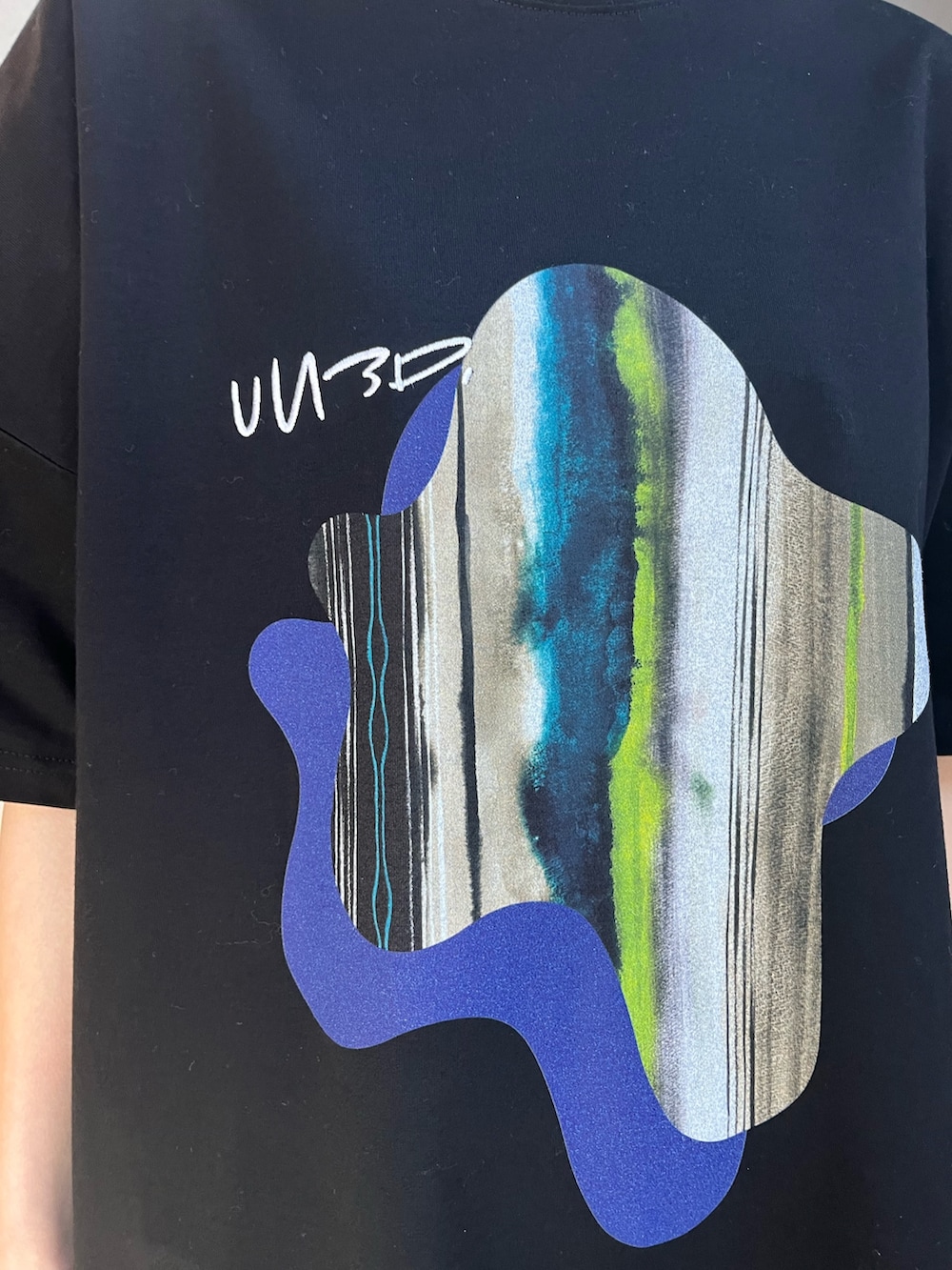 ブラック系のTシャツ/カットソー、ブラック系の長傘、ブラック系のイヤリングを着用したレディースの春コーディネートの8枚目の写真