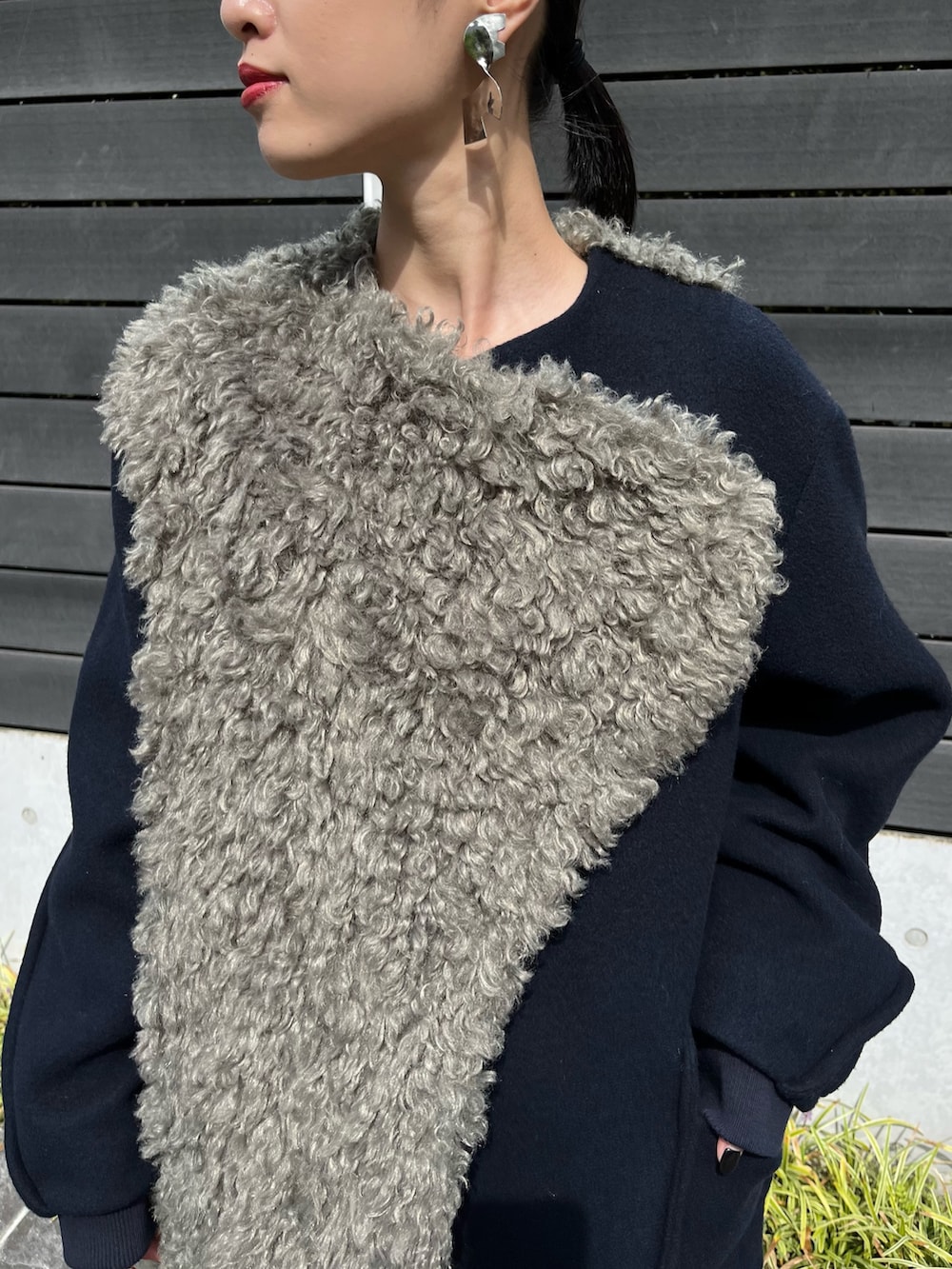 ブルー系のその他アウター、ブラック系のスカート、ブラック系のブーツを着用したレディースの秋コーディネートの7枚目の写真