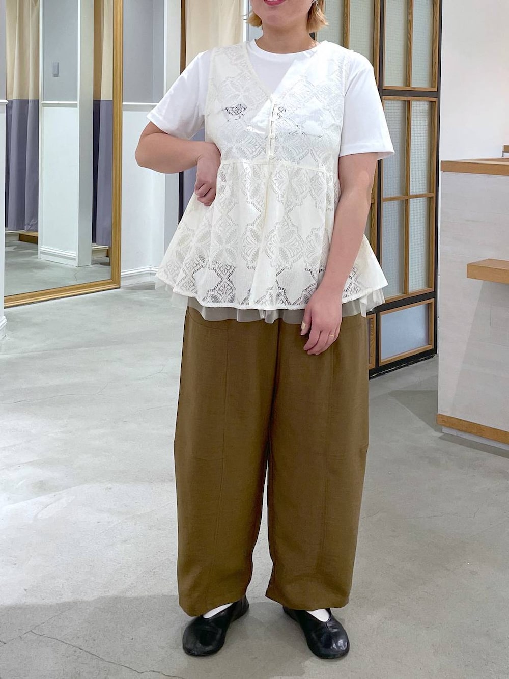ブラウン系のその他パンツ、ホワイト系のTシャツ/カットソー、ホワイト系のベストを着用したレディースの春コーディネートの2枚目の写真