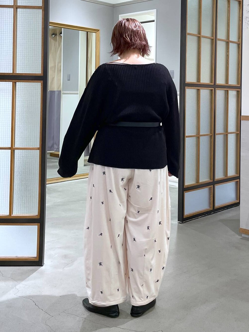 ホワイト系のその他パンツ、ブラック系のカーディガン/ボレロ、ブラック系のベルトを着用したレディースの秋コーディネートの4枚目の写真