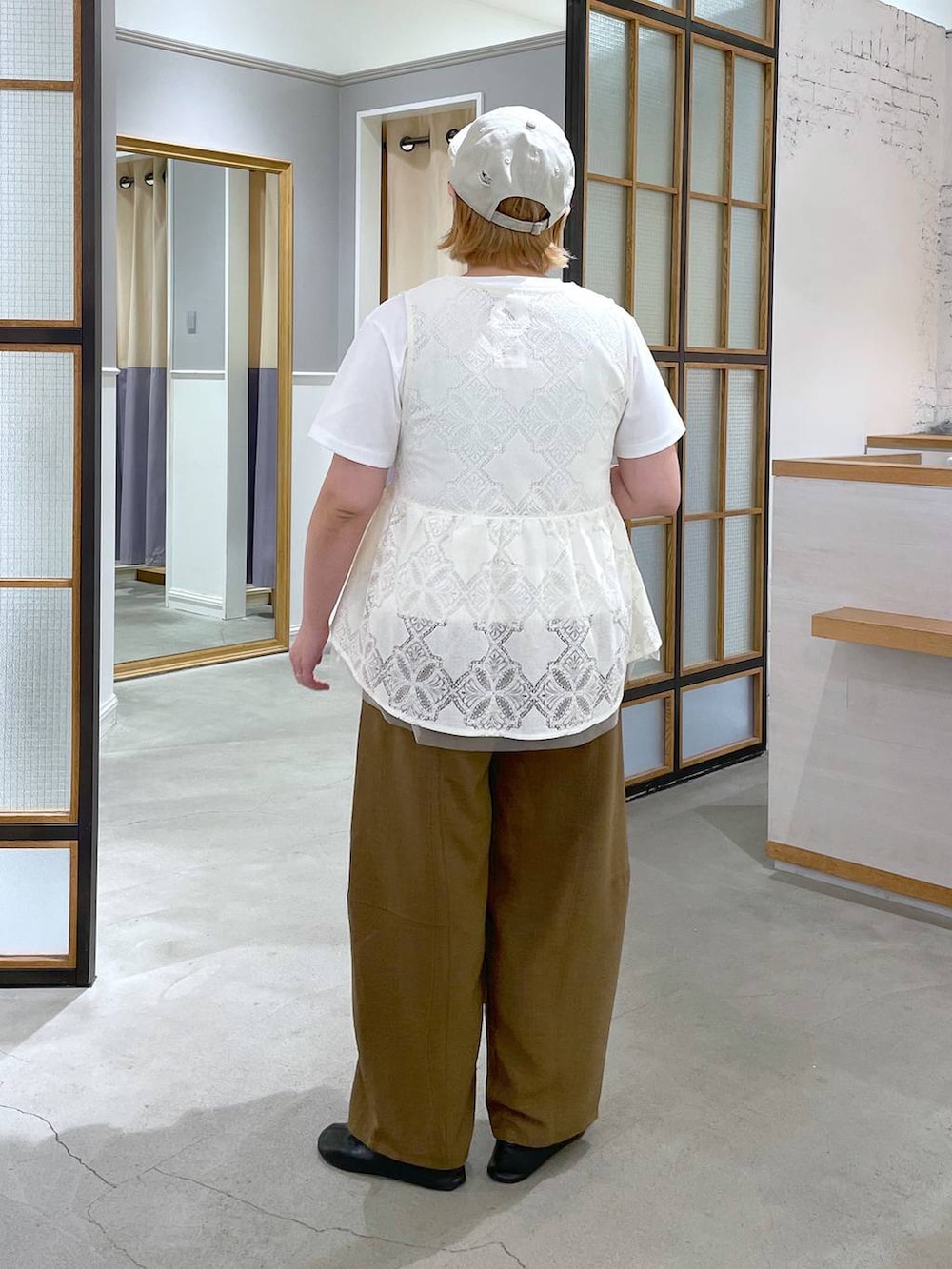 ブラウン系のその他パンツ、ホワイト系のTシャツ/カットソー、ホワイト系のベストを着用したレディースの春コーディネートの4枚目の写真
