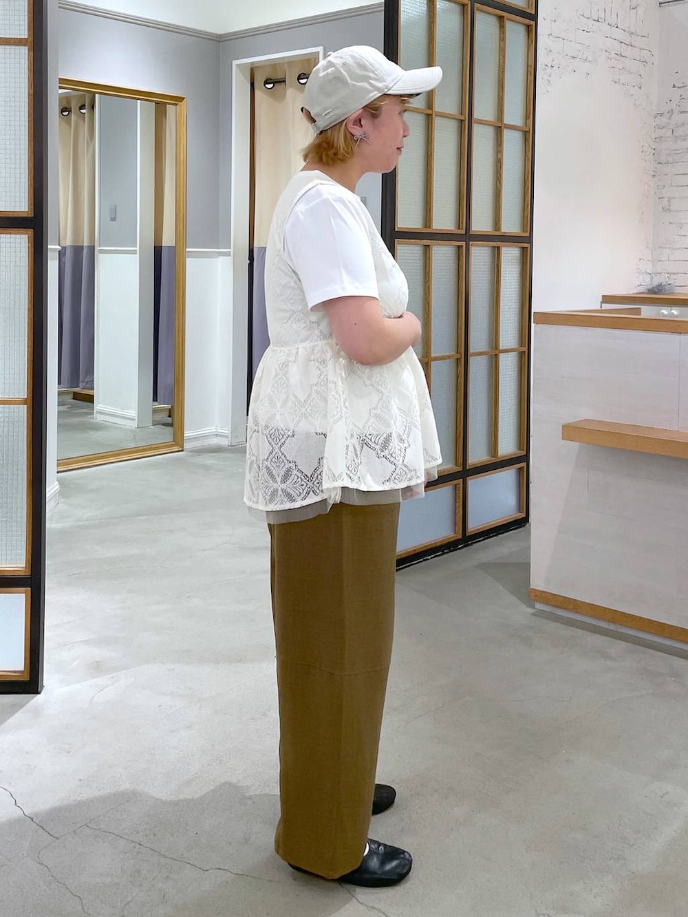 ブラウン系のその他パンツ、ホワイト系のTシャツ/カットソー、ホワイト系のベストを着用したレディースの春コーディネートの3枚目の写真