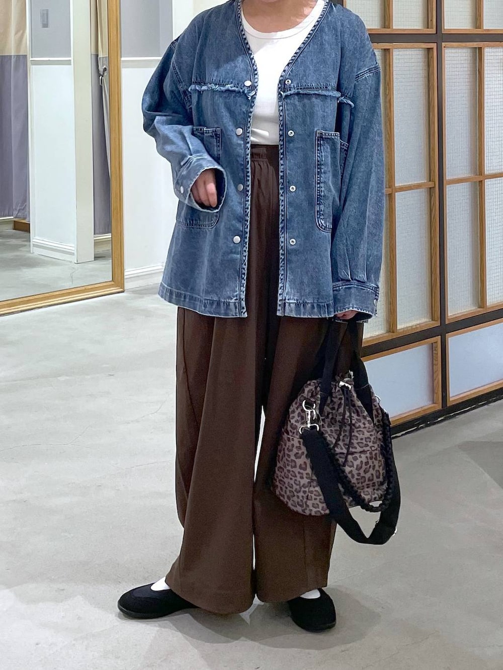 ブラック系のパンプス、ブルー系のシャツ/ブラウス、その他のショルダーバッグを着用したレディースの夏コーディネートの2枚目の写真