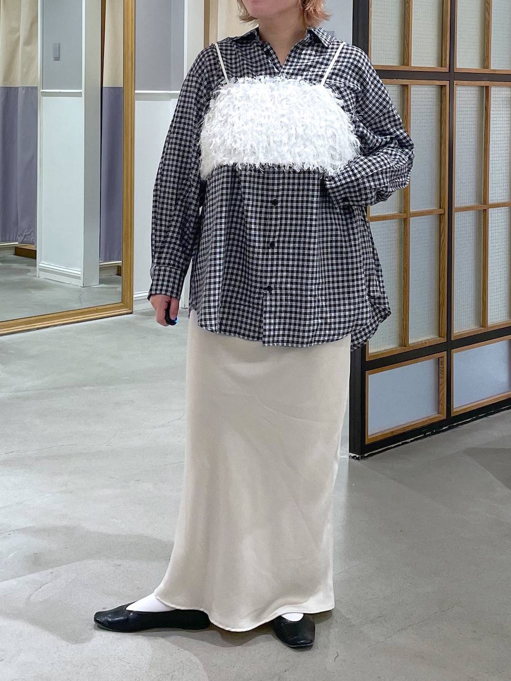 ホワイト系のその他トップス、ホワイト系のスカートを着用したレディースの夏コーディネートの2枚目の写真