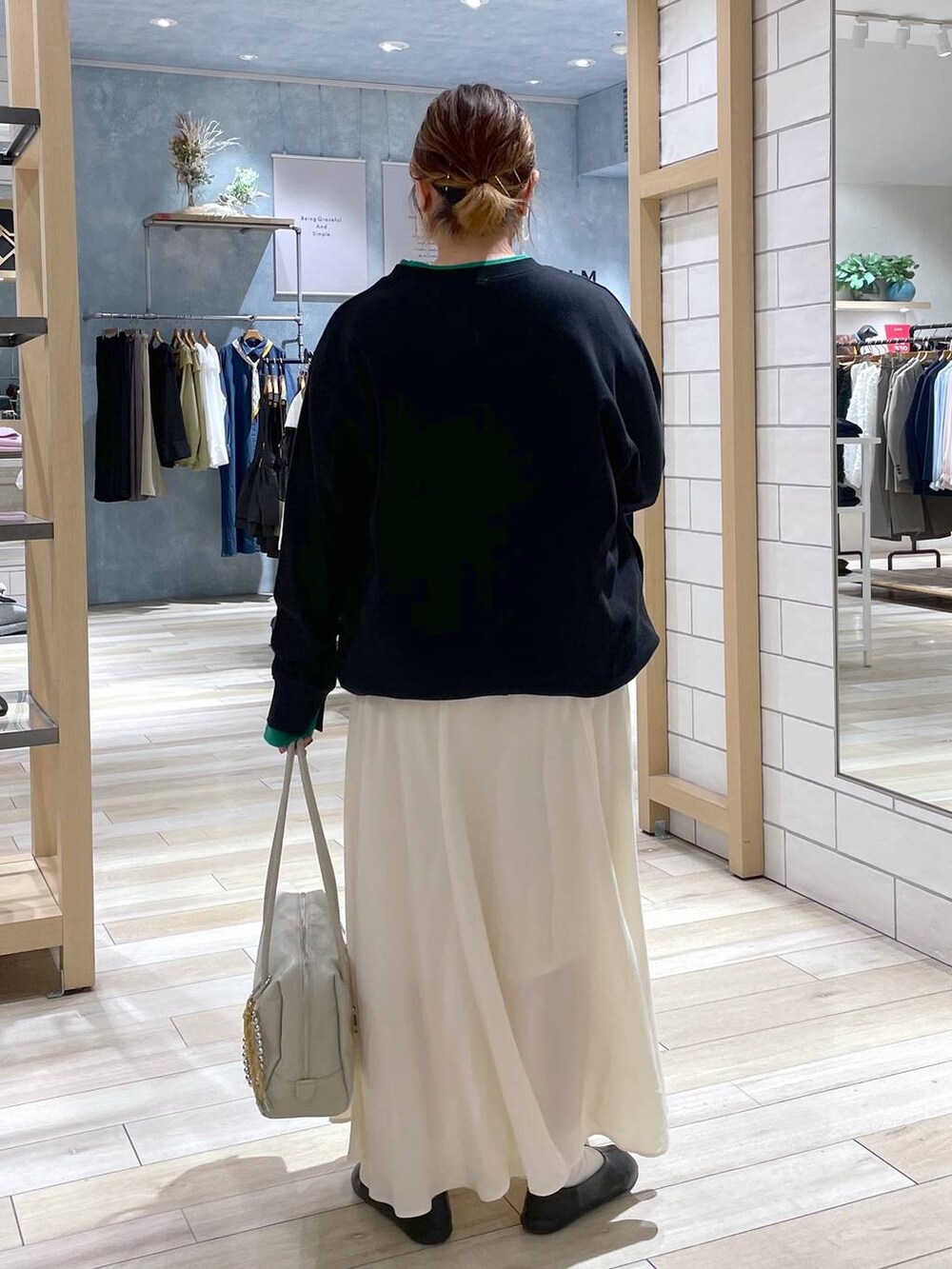 ブラック系のTシャツ/カットソー、ホワイト系のスカートを着用したレディースの冬コーディネートの4枚目の写真