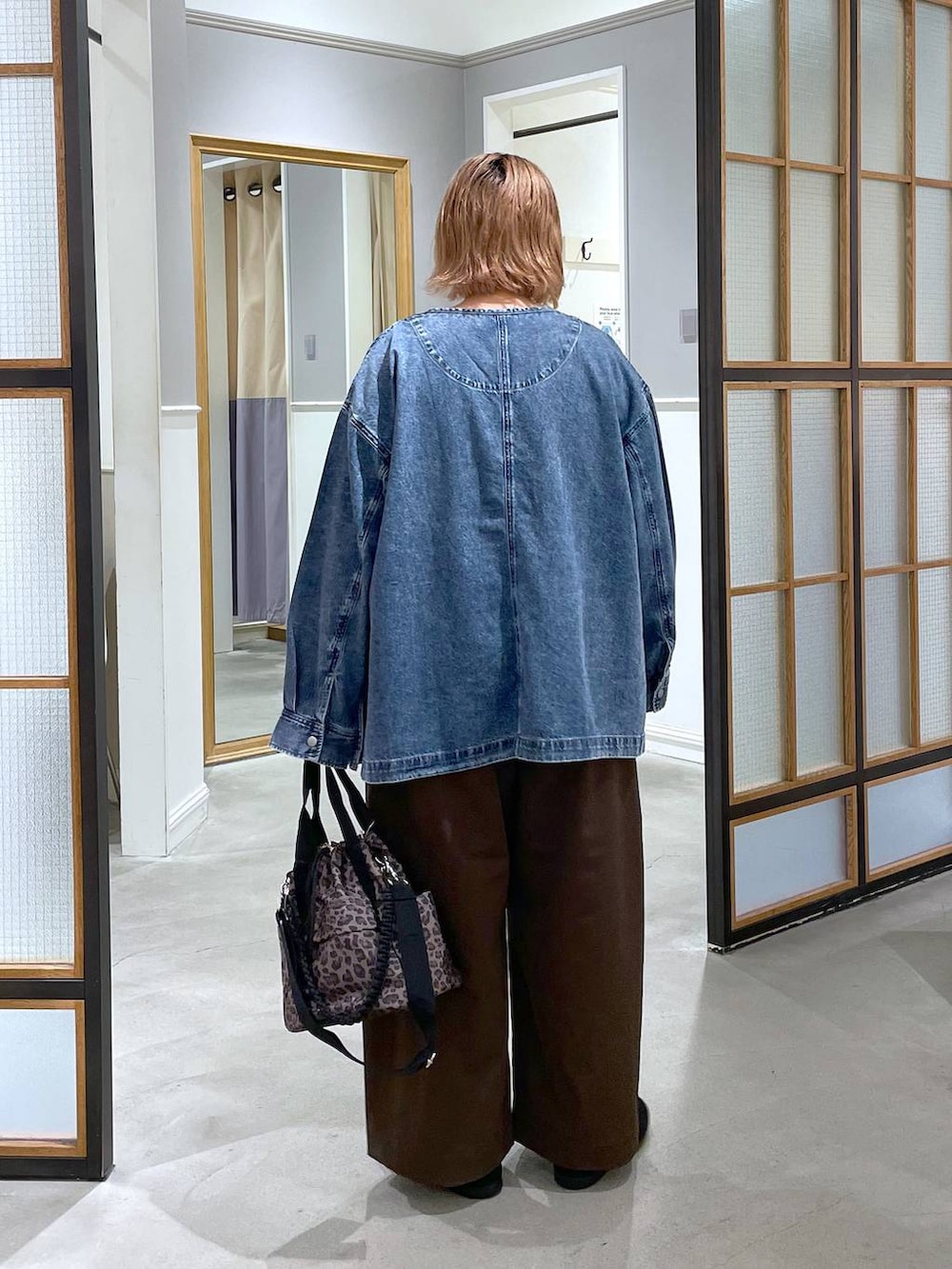 ブラック系のパンプス、ブルー系のシャツ/ブラウス、その他のショルダーバッグを着用したレディースの夏コーディネートの4枚目の写真