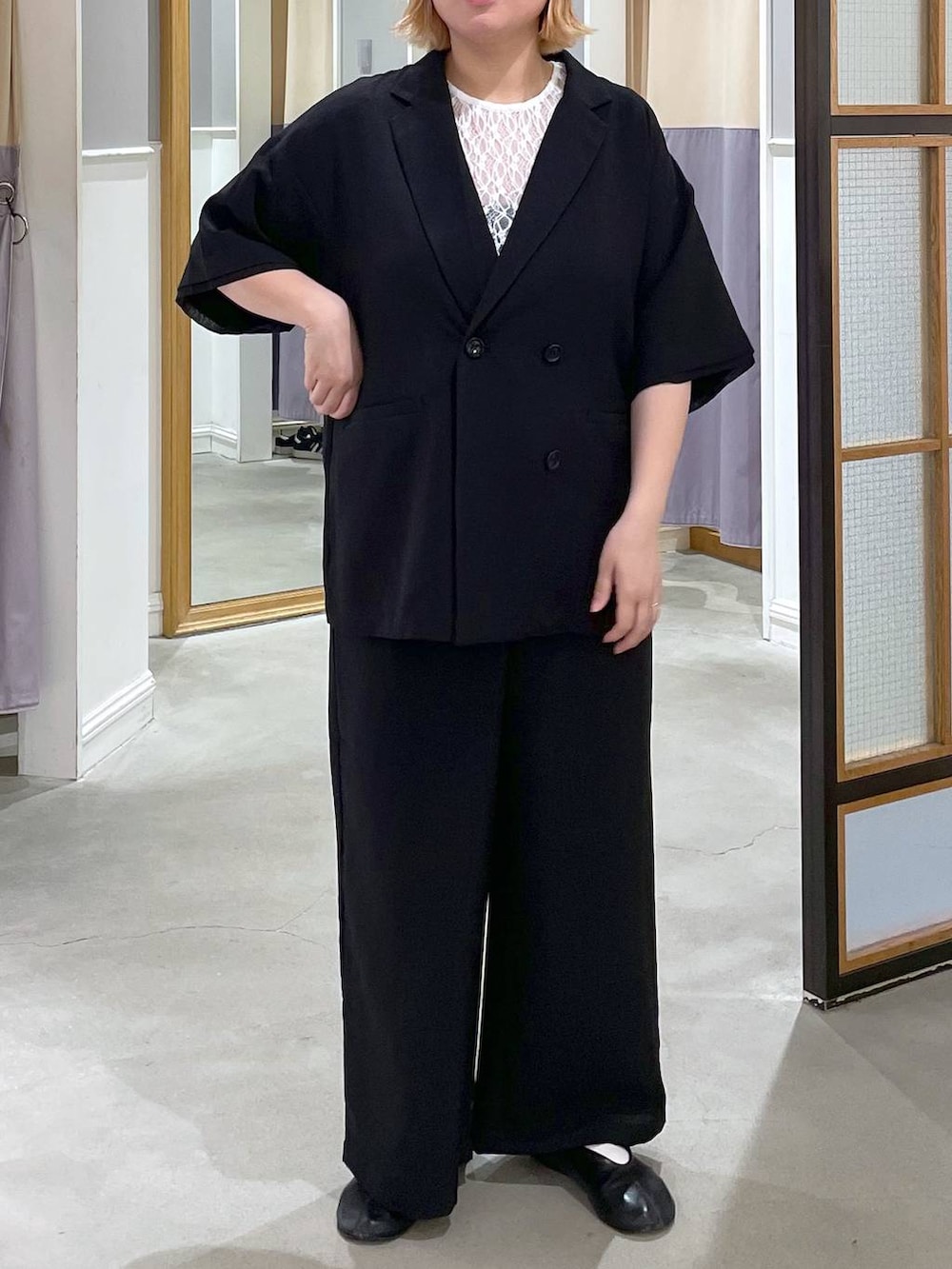 ブラック系のその他パンツ、ブラック系のテーラードジャケット、ホワイト系のTシャツ/カットソーを着用したレディースの春コーディネートの2枚目の写真