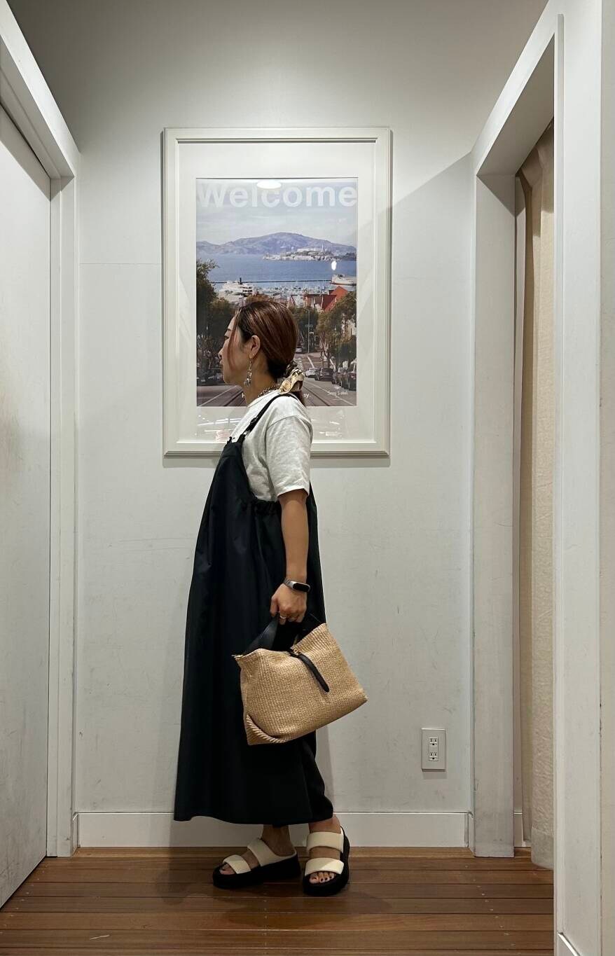 グレー系のワンピース、グレー系のTシャツ/カットソー、ホワイト系のサンダルを着用したレディースの春コーディネートの4枚目の写真