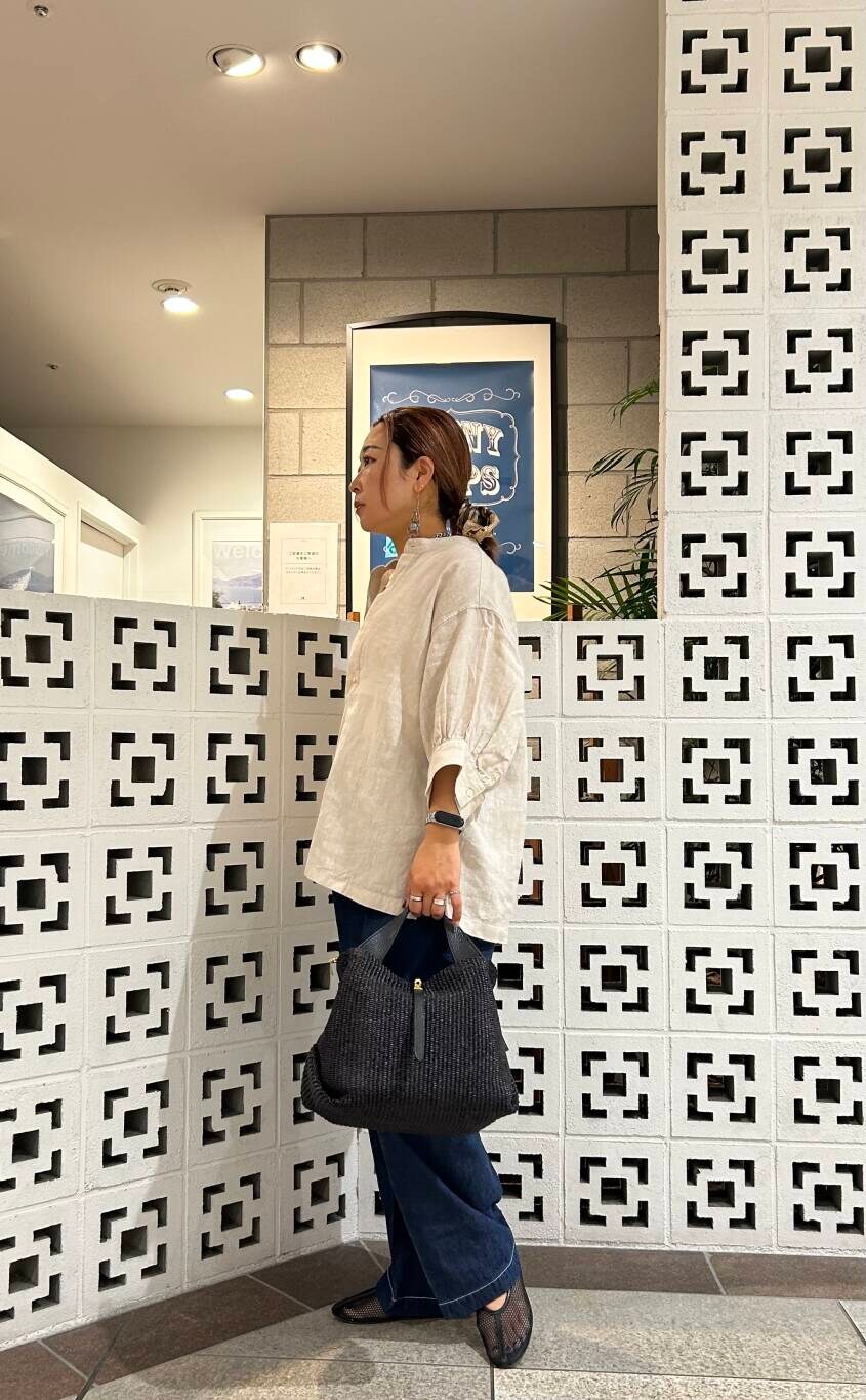 ベージュ系のシャツ/ブラウス、ブラック系のその他シューズ、ブルー系のデニムパンツを着用したレディースの春コーディネートの3枚目の写真