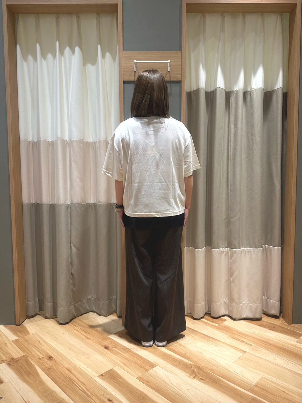 グレー系のその他パンツ、ホワイト系のTシャツ/カットソーを着用したレディースの夏コーディネートの3枚目の写真