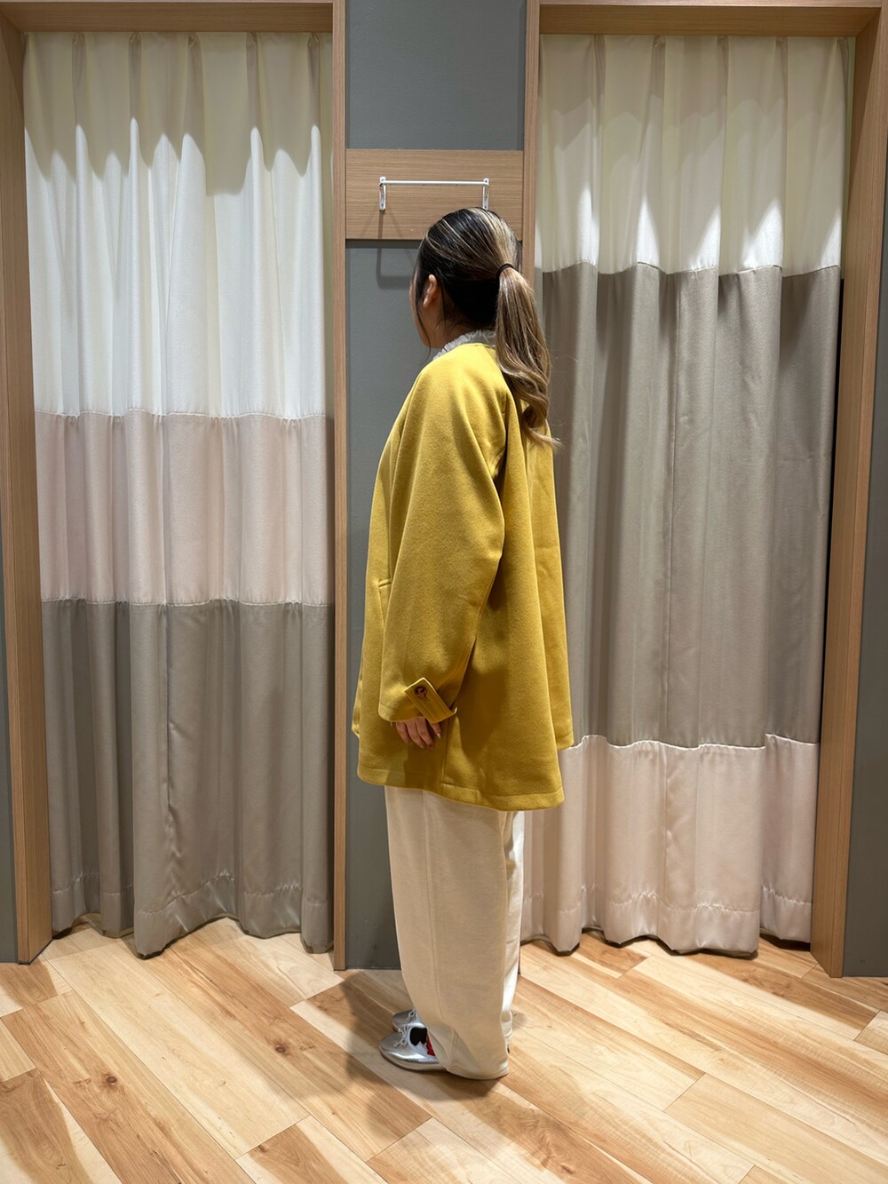 ホワイト系のニット/セーター、イエロー系のその他アウター、ホワイト系のその他パンツを着用したレディースの冬コーディネートの2枚目の写真