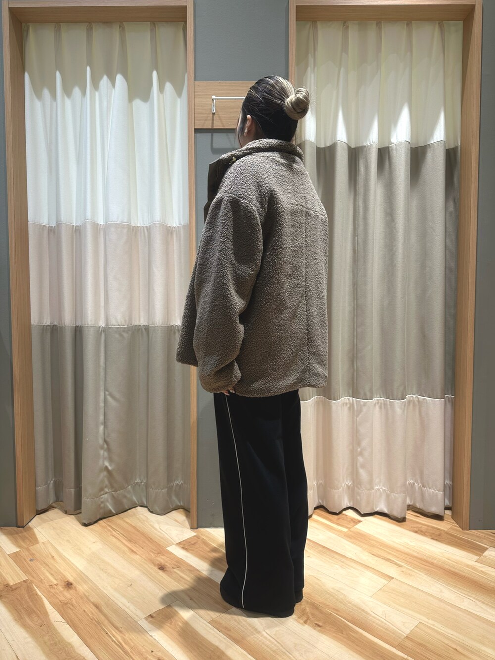 「冬、冬コーデ、低身長コーデ、おでかけコーデ、オトナカジュアル、大人女子、低身長女子、155cm、骨格ストレート、おしゃれさんと繋がりたい、Samansa Mos2 blue、サマンサモスモスブルー」｜「Samansa Mos2 blueの◎発泡プリントロゴロンT（Tシャツ/カットソー、ホワイト系）」を使った、るぴさん（レディース・155cm）の冬コーディネートの2枚目の写真