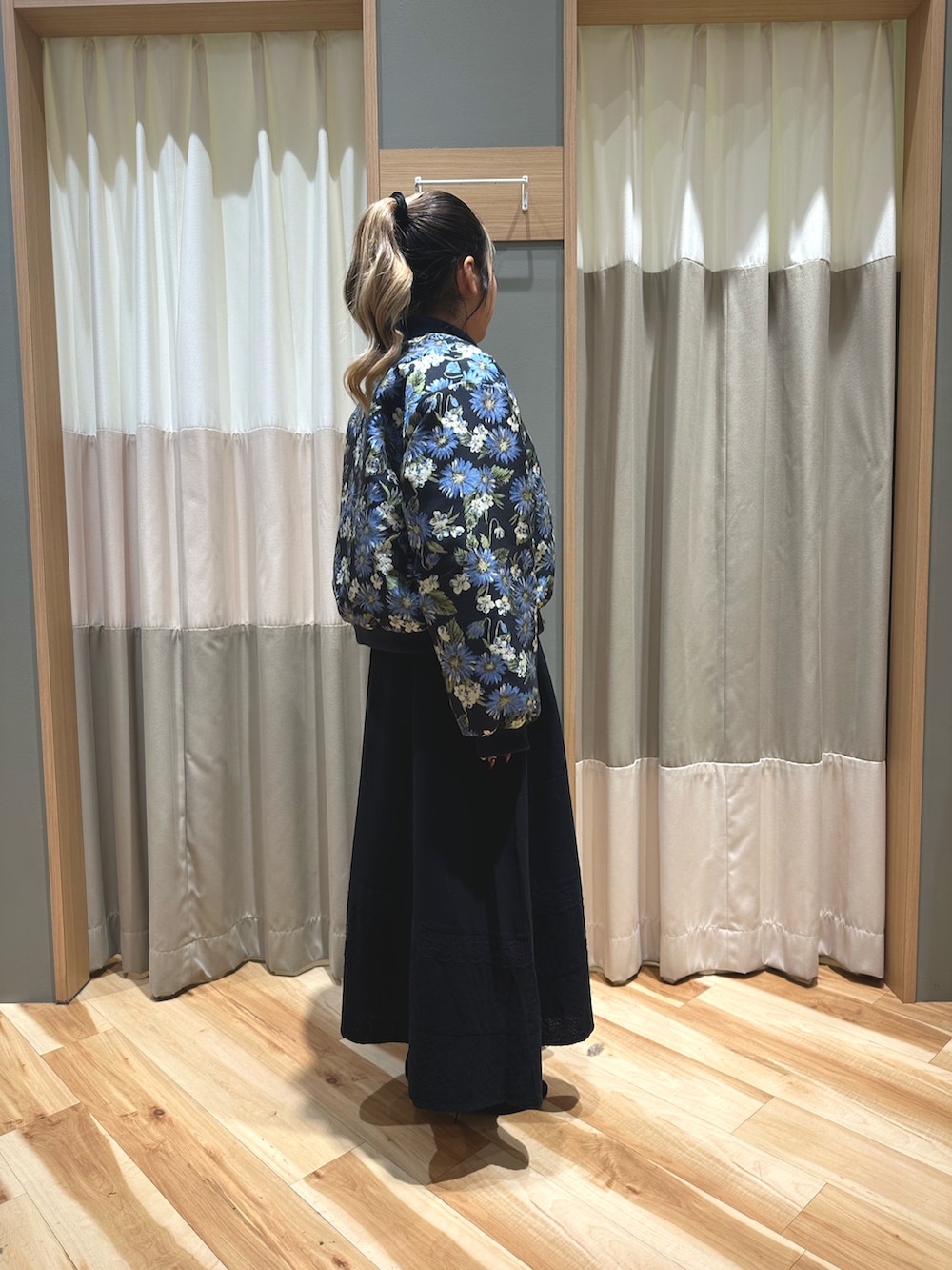 ホワイト系のTシャツ/カットソー、ブラック系のスカート、ブラック系のシューズを着用したレディースの冬コーディネートの4枚目の写真