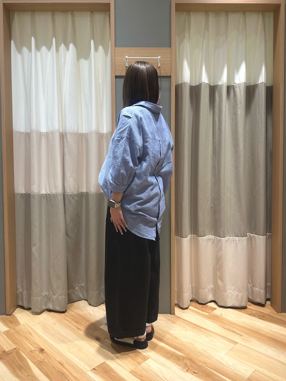 「春、春服、春コーデ、低身長、低身長コーデ、カジュアル、カジュアルコーデ、オトナ女子、お出かけコーデ、ワイドパンツ、サンダル、骨格ストレート、おしゃれさんと繋がりたい、Samansa Mos2、サマンサモスモス」｜「Samansa Mos2の後ろ釦スキッパー7分袖チュニック（シャツ/ブラウス、ブルー系）」を使った、るぴさん（レディース・155cm）の春コーディネートの2枚目の写真