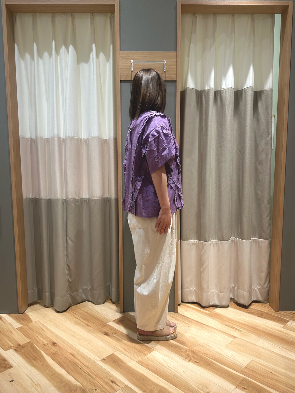 パープル系のシャツ/ブラウス、ホワイト系のパンツ、ベージュ系のサンダルを着用したレディースの春コーディネートの4枚目の写真