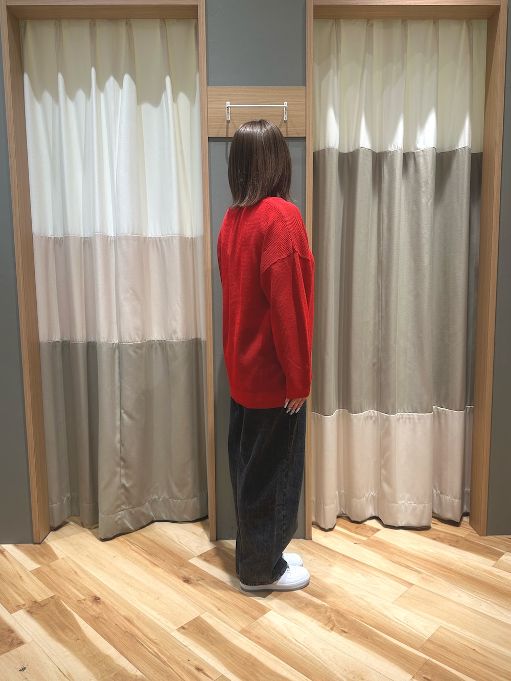 ホワイト系のTシャツ/カットソー、レッド系のカーディガン/ボレロ、ブラック系のその他パンツを着用したレディースの春コーディネートの4枚目の写真