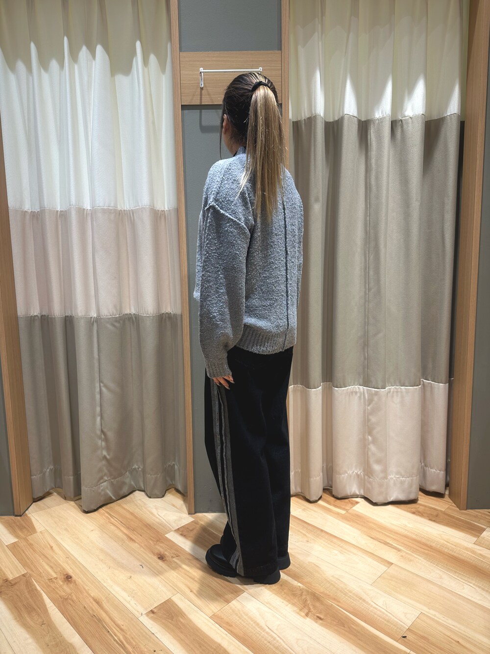 「冬、冬コーデ、低身長コーデ、大人カジュアル、カジュアルスタイル、低身長、155cm、骨格ストレート、おしゃれさんと繋がりたい、Samansa Mos2 blue、サマンサモスモスブルー」｜「Samansa Mos2 blueのラメ入りブークレヤーンプルオーバー（ニット/セーター、グレー系）」を使った、るぴさん（レディース・155cm）の冬コーディネートの2枚目の写真
